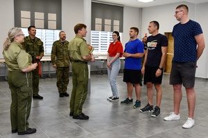  Gen. bryg. SG Andrzej Jakubaszek wręcza puchar jednej ze zwycięskich drużyn