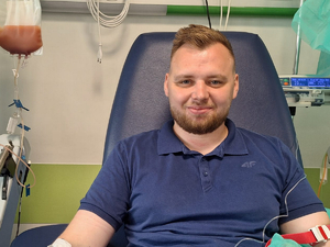  Uśmiechnięty funkcjonariusz Straży Granicznej podczas pobierania komórek macierzystych z krwi obwodowej