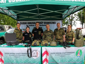 Zdjęcie pobrane z powiat.pszczyna.pl. Namiot wystawienniczy Straży Galerniczej. Wewnątrz pozuje do zdjęcia 6 funkcjonariuszy SG: 3 kobiety i 3 mężczyzn.