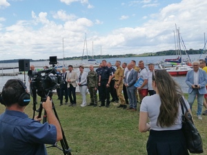 Marek Wójcik, Wojewoda Śląski, płk SG Adam Kurek, Zastępca Komendanta Śląskiego Oddziału Straży Granicznej, Damian Cieszewski, Wicestarosta Pszczyński, insp. Radosław Kacprzak, I Zastępca Komendanta Wojewódzkiego Policji w Katowicach, st. bryg. Roman Klecha, Zastępca Śląskiego Komendanta Wojewódzkiego Państwowej Straży Pożarnej, oraz przedstawiciele służb i instytucji odpowiedzialnych za bezpieczeństwo w naszym regionie.