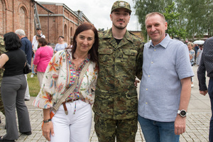  Funkcjonariusz z rodziną.