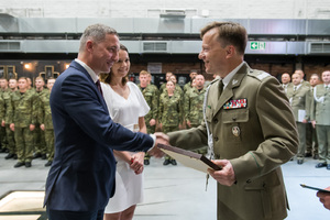  Prezydent Rybnika, Pan Piotr Kuczera odbiera medal z rąk Komendanta Śląskiego Oddziału SG, gen. bryg. SG Andrzej Jakubaszka