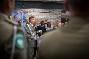  Komendant Śląskiego Oddziału SG, gen. bryg. SG Andrzej Jakubaszek stojący przy mównicy.