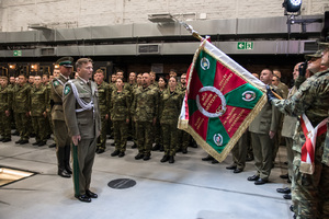  Komendant Śląskiego Oddziału SG, gen. bryg. SG Andrzej Jakubaszek oddaje honory sztandarowi.