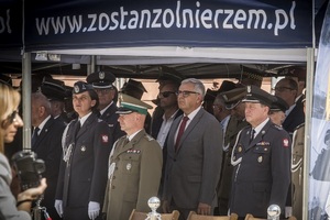  Zaproszeni goście. Namiot z napisem www.zostanzolnierzem.pl.