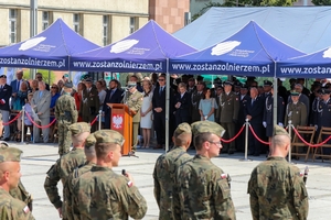  Namioty z napisami: www.zostanzolnierzem.pl. Zaproszeni goście, żołnierze.