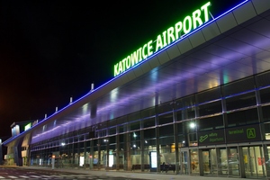  Zdjęcie nocne przedstawiające Port Lotniczy w Katowicach