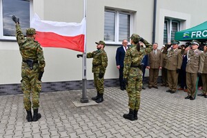  Poczet flagowy podnosi flagę państwową na maszt
