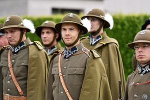  Osoby w starych wojskowych mundurach