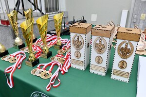  Stół z medalami, pucharami