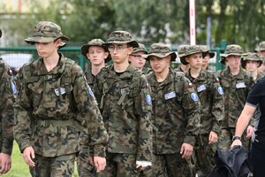  Uczniowie uczestniczący w uroczystości