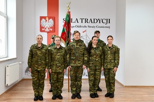  Zdjęcie 4 nowych funkcjonariuszy z gen. bryg. SG Andrzejem Jakubaszkiem
