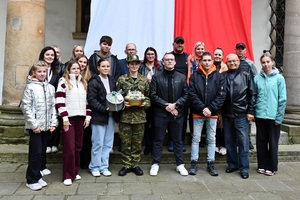  Rodziny gratulujące swoim bliskim.