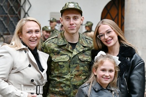  Rodziny gratulujące swoim bliskim.
