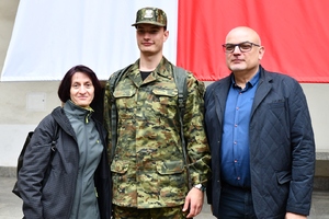  Rodziny gratulujące swoim bliskim.