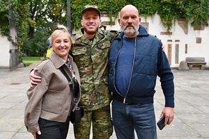 Rodziny gratulujące swoim bliskim.