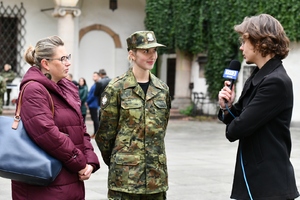 Funkcjonariuszka udzielająca wywiadu