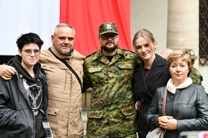  Rodziny gratulujące swoim bliskim.