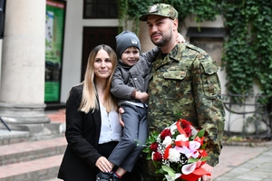  Rodziny gratulujące swoim bliskim.
