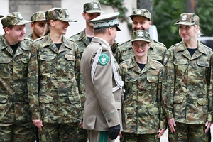  Gen. bryg. SG Andrzej Jakubaszek podczas rozmowy z nowymi funkcjonariuszami.
