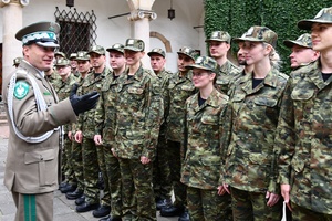  Gen. bryg. SG Andrzej Jakubaszek podczas rozmowy z nowymi funkcjonariuszami