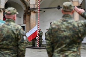  Podniesienie flagi państwowej.