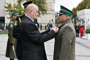  ppłk SG Przemysław Starczewski odbiera medal