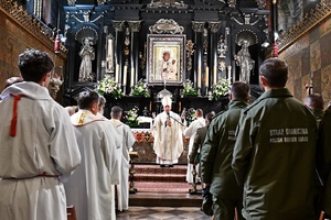  Błogosławieństwo biskupa w Kaplicy Cudownego Obrazu Czarnej Madonny Matki Bożej Częstochowskiej