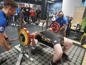  Funkcjonariusz wyciska sztangę leżąc