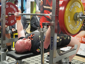  Funkcjonariusz wyciska sztangę leżąc