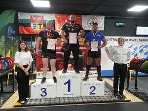  Funkcjonariusz stoi n 3 stopniu podium