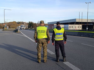  Funkcjonariusz Straży Granicznej i Policji Czeskiej na wspólnym patrolu