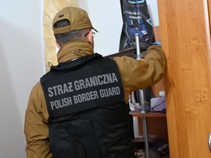  Funkcjonariusz Straży Granicznej podczas czynności przeszukania pomieszczenia