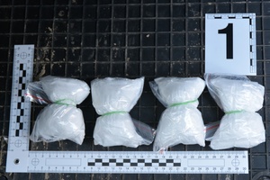  Cztery woreczki strunowe z zawartością. Linijka i numer 1.