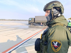 Funkcjonariusz Straży Granicznej, płyta lotniska, samochód