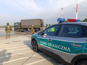 Płyta lotniska, funkcjonariusze, dwa pojazdy