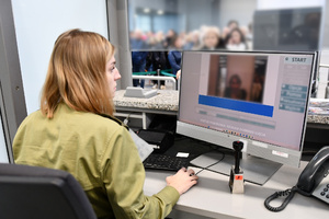  Funkcjonariuszka Placówki SG w Katowicach-Pyrzowicach podczas dokonywania odprawy granicznej