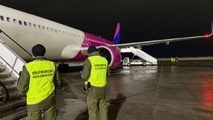 Płyta lotniska, samolot, dwóch funkcjonariuszy Straży Granicznej