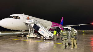 Płyta lotniska, samolot, dwóch funkcjonariuszy Straży Granicznej