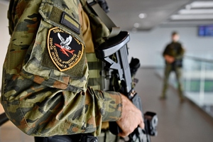 Funkcjonariusze ZIS na lotnisku