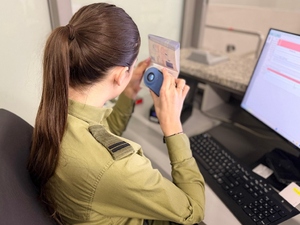  Funkcjonariuszka Placówki SG w Katowicach-Pyrzowicach podczas kontroli dokumentów