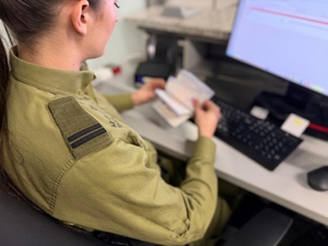  Funkcjonariuszka SG podczas kontroli dokumentów