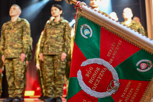  Sztandar SG, w tle funkcjonariuszee.