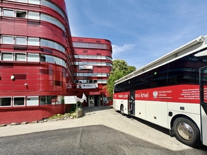 Budynek i autobus krwiodawstwa