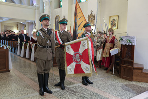  Mszy święta w intencji funkcjonariuszy, pracowników cywilnych oraz ich rodzin, odprawiana w kościele Trójcy Świętej w Bielsku-Białej. Poczet sztandarowy SlOSG.
