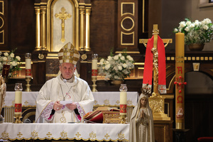  Mszy święta w intencji funkcjonariuszy, pracowników cywilnych oraz ich rodzin, odprawiana w kościele Trójcy Świętej w Bielsku-Białej. Biskup odprawiający Mszę Świętą.