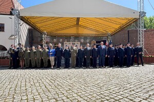 Uroczyste ślubowanie uczniów klas pierwszych oddziałów mundurowych Zespołu Szkół Ekonomicznych
