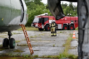 Strażacy szykujący się do gaszenia