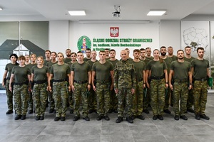 Zdjęcie grupowe mianowanych z komendantem