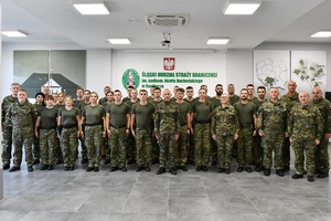 Zdjęcie grupowe mianowanych z komendantem i kadrą kierowniczą
